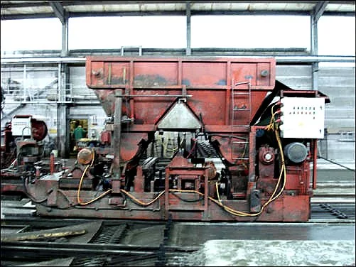 Plattenfertiger am Bahnanfang Betoneinbau