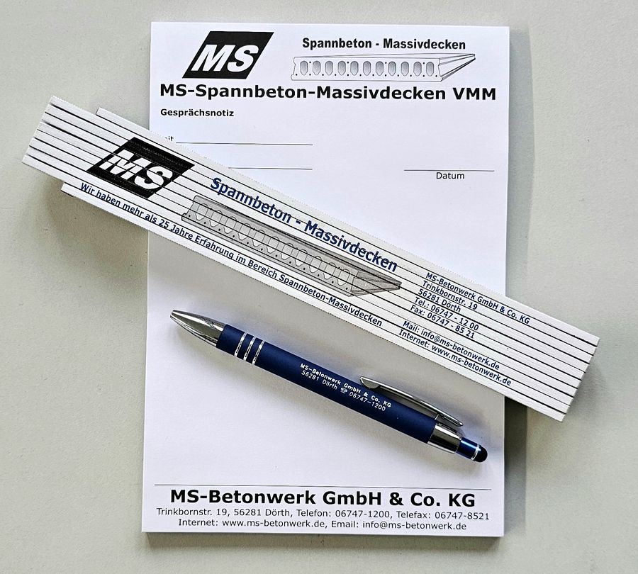 Planungsunterlagen MS-Betonwerk mit Zollstock und Kugelschreiber