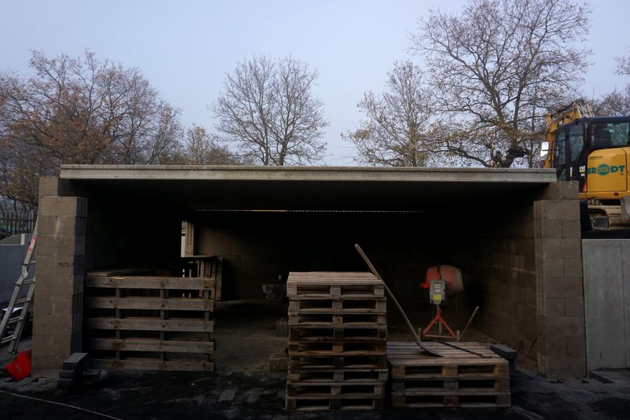 Garagendecke aus Spannbeton-Hohlplatten – Blick von innen in die Einfahrt