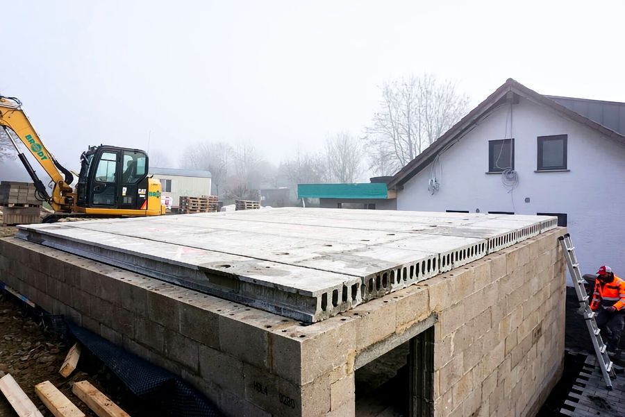 Vollständig verlegte Garagendecke aus MS-Spannbeton-Hohlplatten