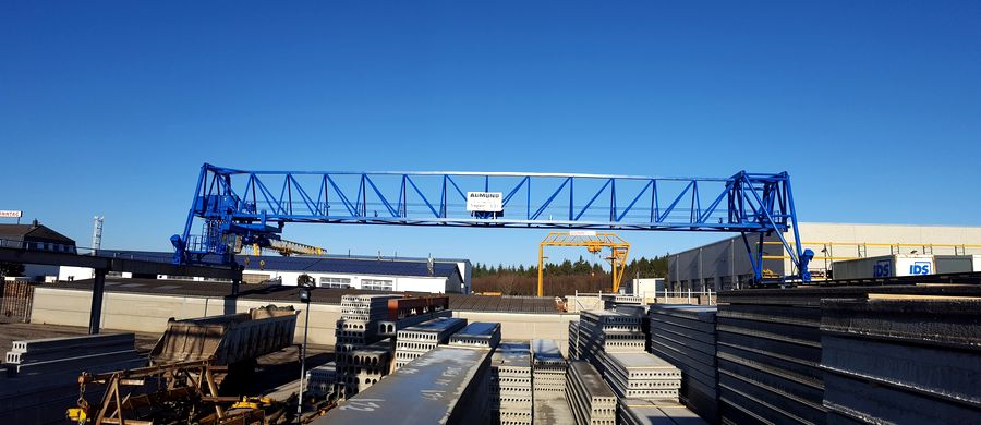 Hohlplatten-Lagerplatz MS-Betonwerk mit Brückenkran
