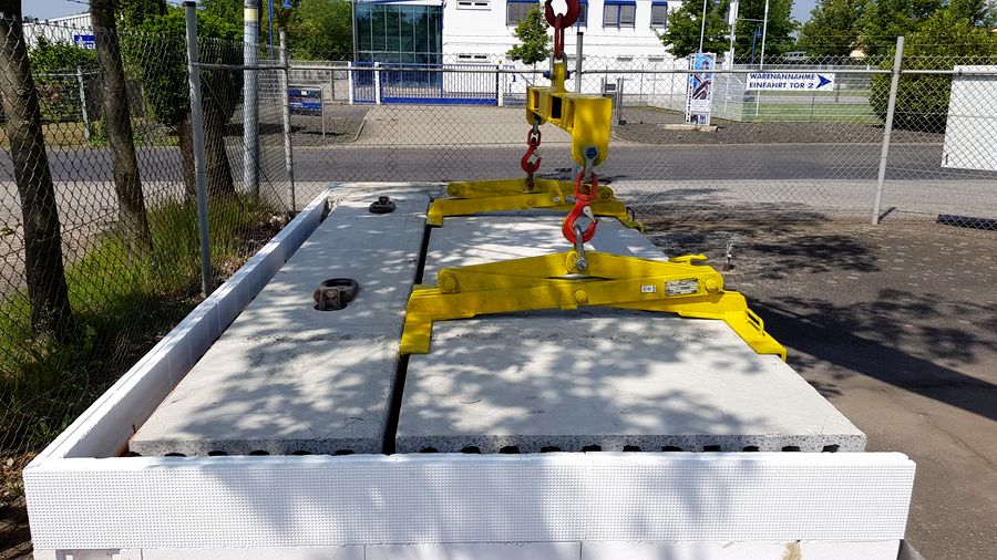 Montagetraverse angesetzt an MS-Spannbeton-Hohlplatte zur Kranmontage