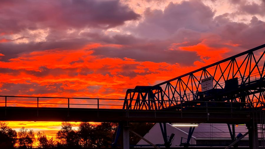 Produktionskran MS-Betonwerk bei Sonnenuntergang – Werk Dörth