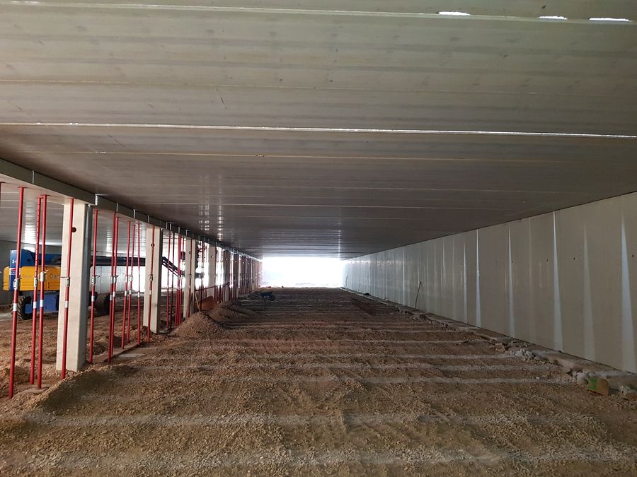Glatte Untersicht Spannbeton-Hohlplattendecke in Industriehalle
