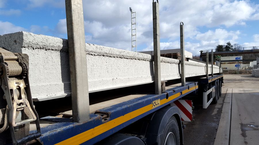 Spannbeton-Hohlplatten versandbereit auf LKW-Tieflader verladen