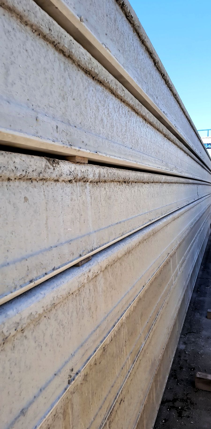 Betonfertigteile auf LKW beladen – bereit zur Auslieferung