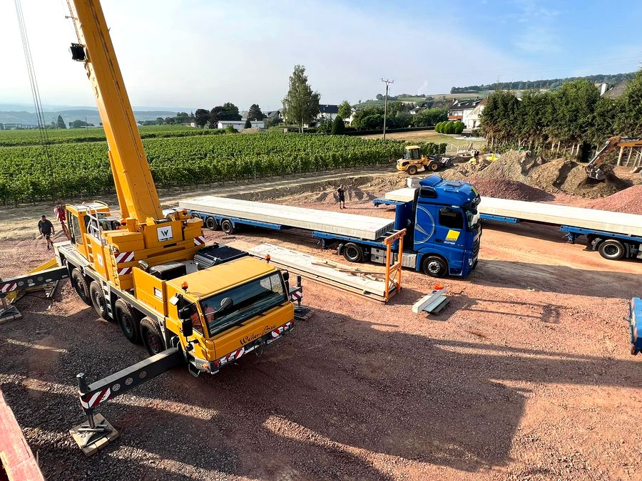 Anlieferung Spannbeton-Hohlplatten per LKW auf Baustelle