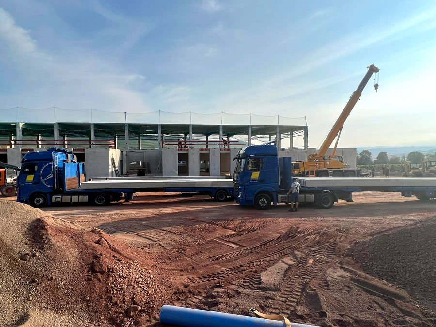 LKW mit Spannbetonplatten bei der Anlieferung auf Baustelle