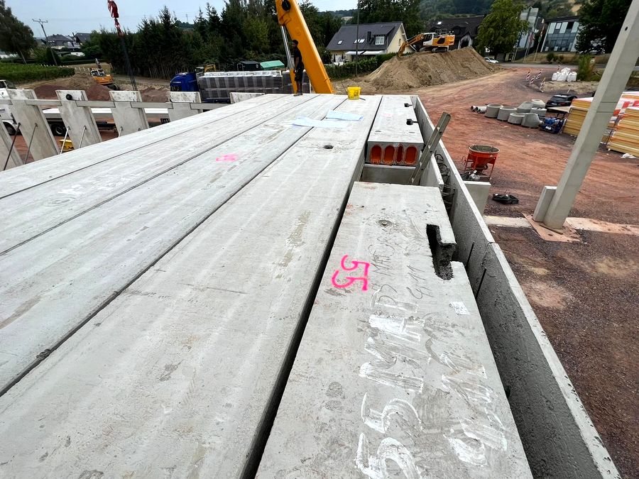 Spannbetondecke fast vollständig verlegt – Baustelle kurz vor Abschluss
