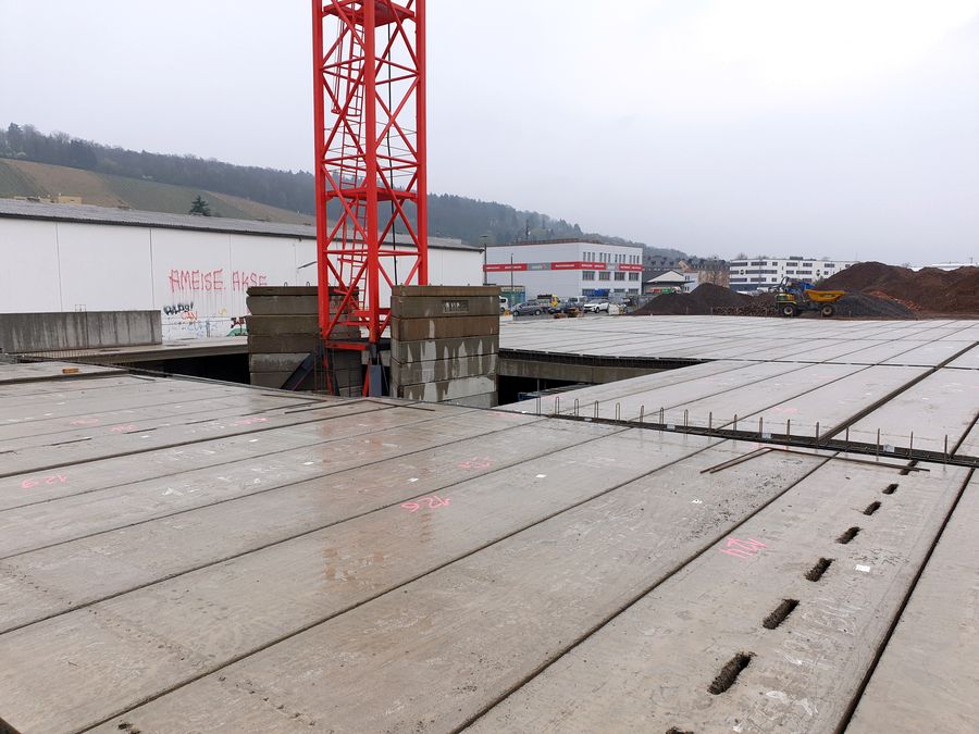 Fertige Betonfertigteildecke auf Baustelle – Hohlplatten vollständig verlegt