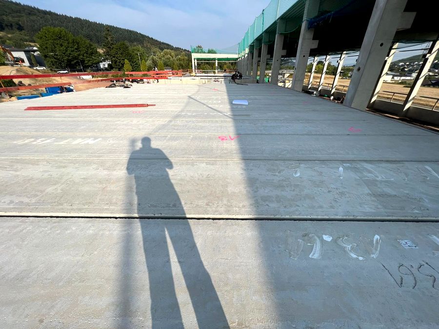 Großflächige Spannbetondecke für Gewerbe- oder Industriebau