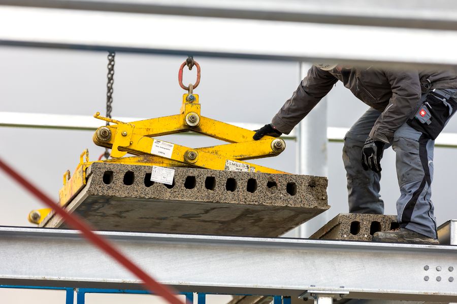 Montage Spannbeton-Hohlplatte mit Montagezange auf Wohnhausbaustelle