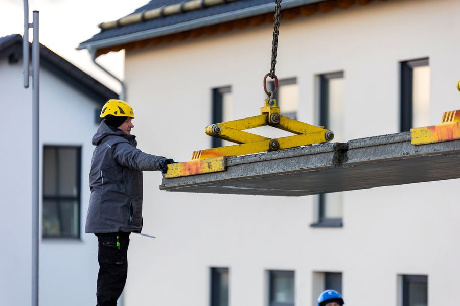 Spannbeton-Hohlplatte wird in Einbauposition gebracht