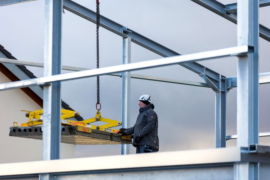 Montage Spannbetondecke Einfamilienhaus – Hohlplatte im Anflug