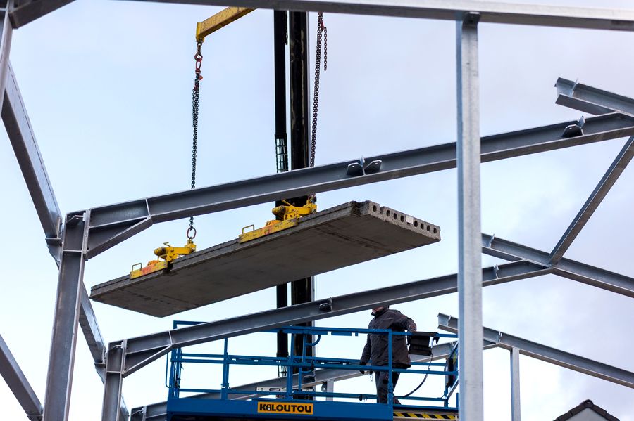 Verlegen von MS-Hohlplatten auf Stahlträgern im Industriebau