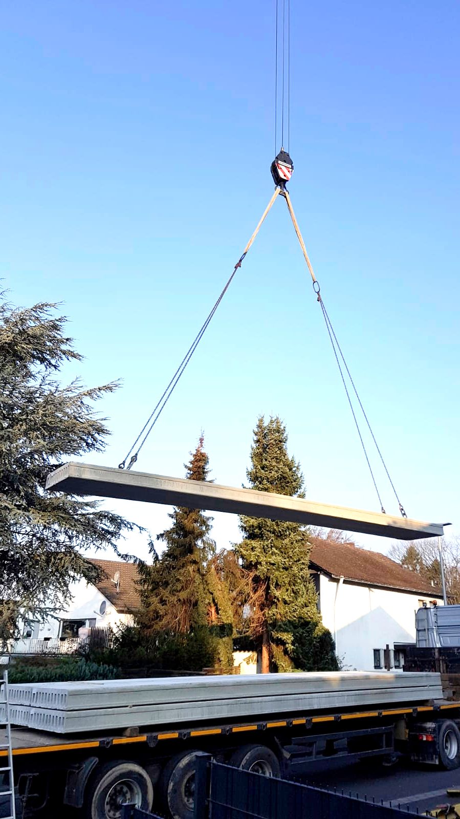 Verlegung Betonfertigteildecke mit Montagezange am Kran