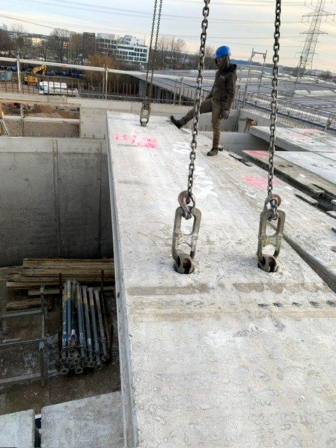 Betonfertigteildecke wird auf Stahlträger verlegt – Industriehalle