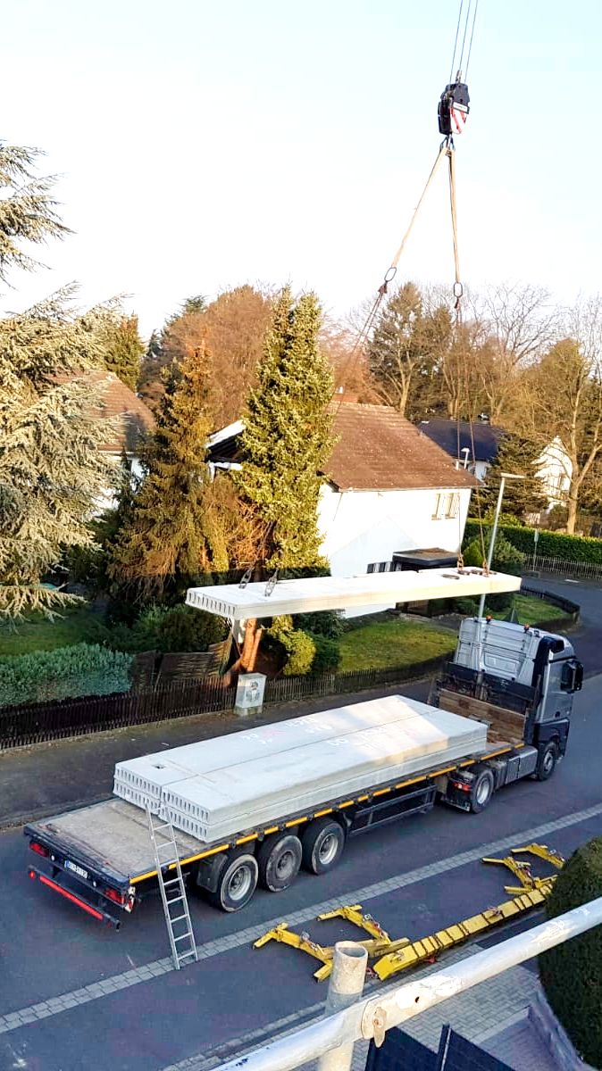Verlegung Spannbetonhohlplatte – Randbereich mit Montagezange