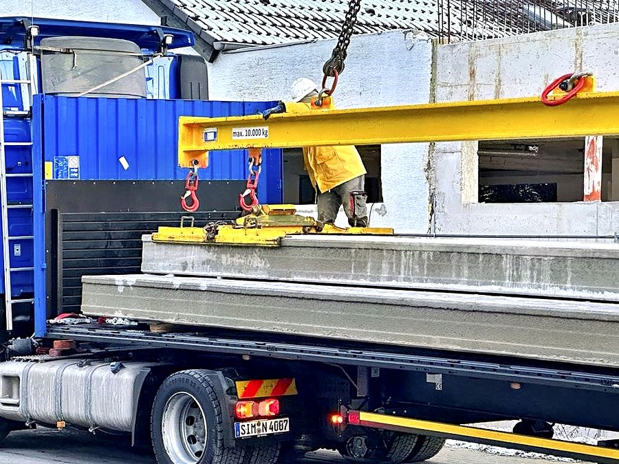 Hohlplatte in Einbauposition – Montage Betonfertigteildecke