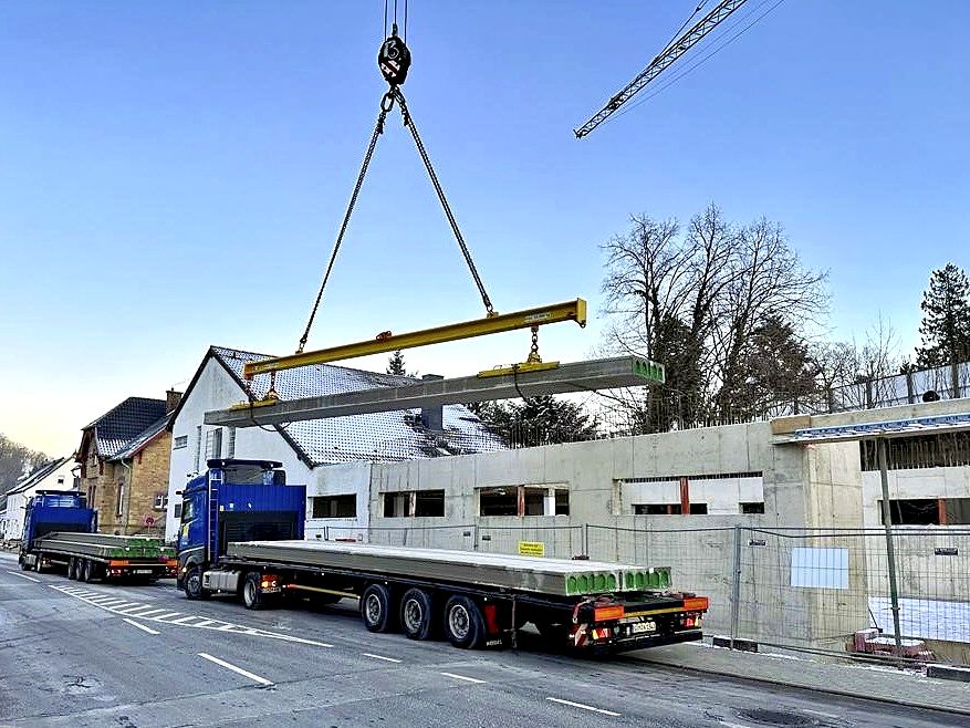 Spannbetondecke für Industriehalle in Montage am Kran
