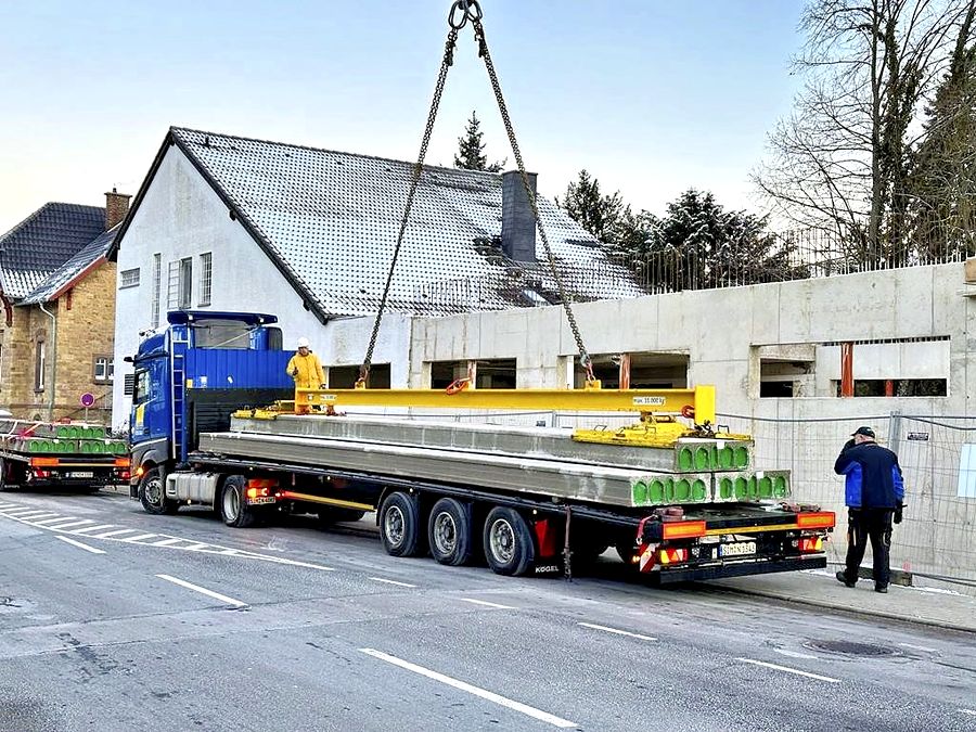 Montageteam verlegt Spannbeton-Hohlplatten auf Stahlträgern