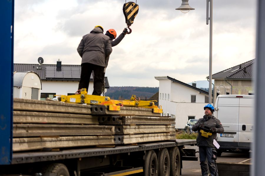 Hohlplattendecke Stahlbau – Montage mit Autokran auf Baustelle