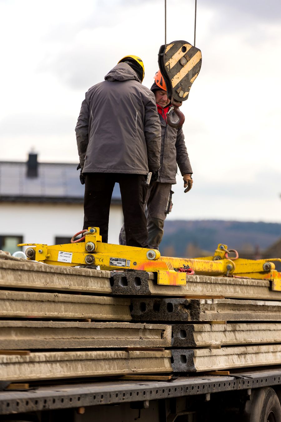 Verlegung einer Spannbetondecke im gewerblichen Hochbau
