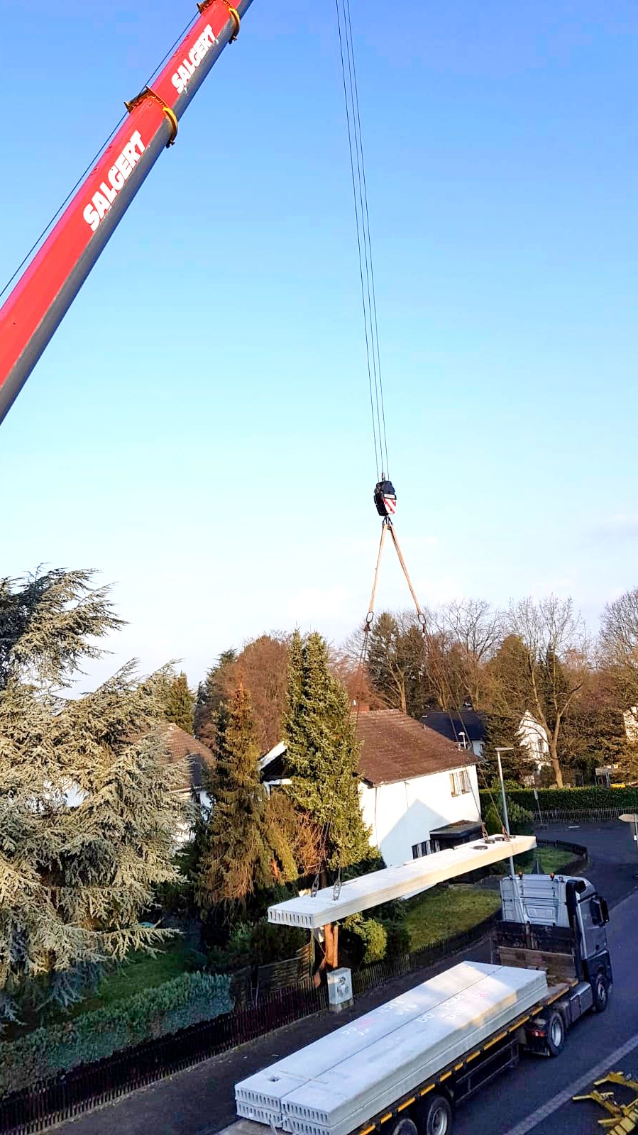 Hohlplattendecke wird mit Montagezange präzise positioniert