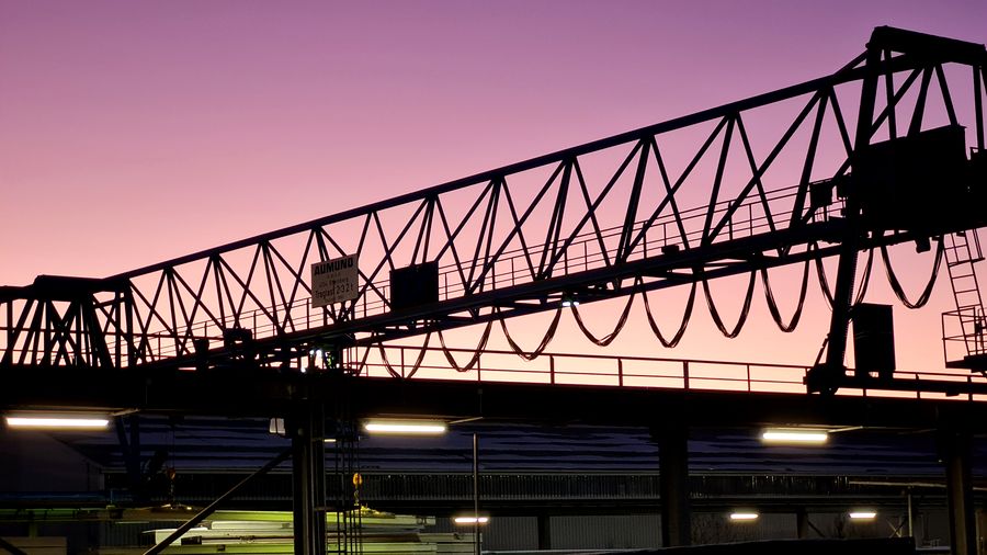 Brückenkran MS-Betonwerk bei Sonnenuntergang – Produktionsanlage Dörth