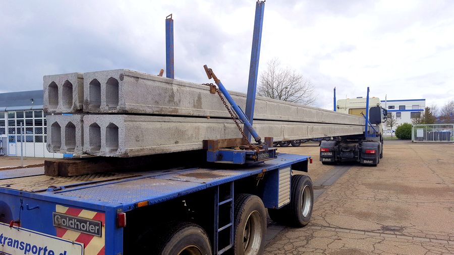 Betonfertigteildecke auf Transportfahrzeug – Lieferbereit