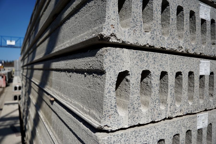Betonfertigteile auf LKW – Auslieferung direkt aus Dörth
