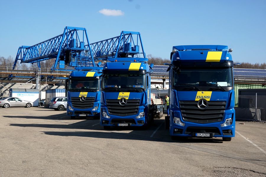 Spannbeton-Hohlplatten auf Tieflader für Baustellenlieferung