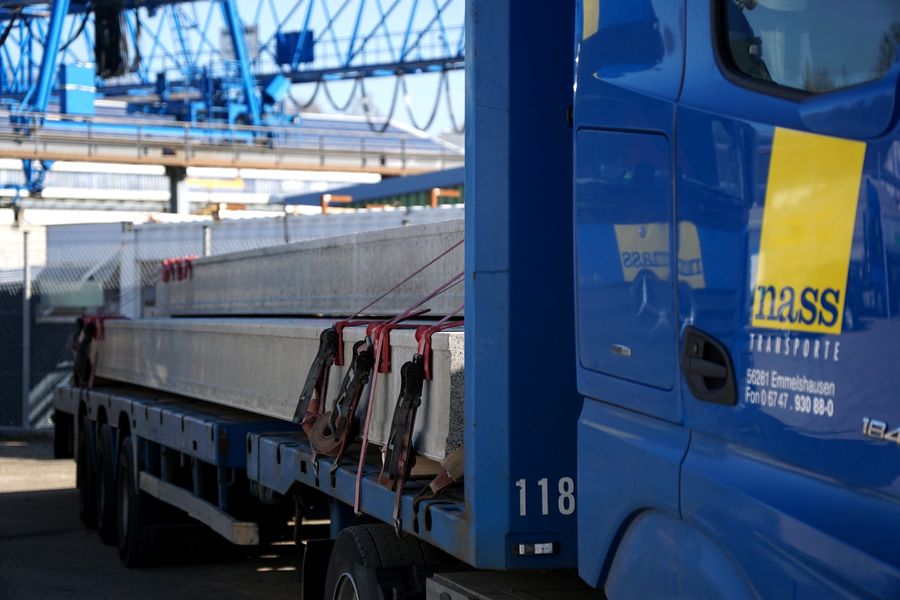 Hohlplattendecke versandbereit – LKW im Werk MS-Betonwerk