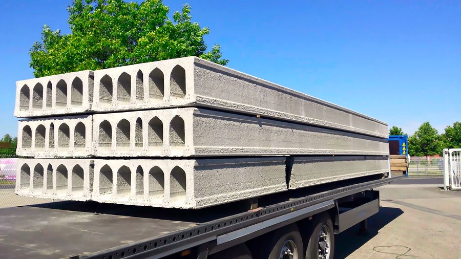 Spannbetonplatten verladen für Just-in-Time-Lieferung auf Baustelle